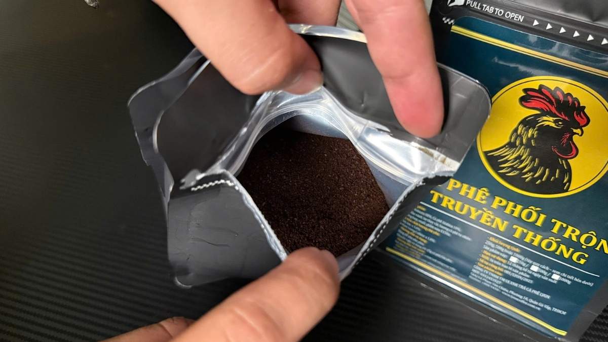 Bảo quản cà phê phối trộn truyền thống trong bịch zip, giữ hương vị ổn định.