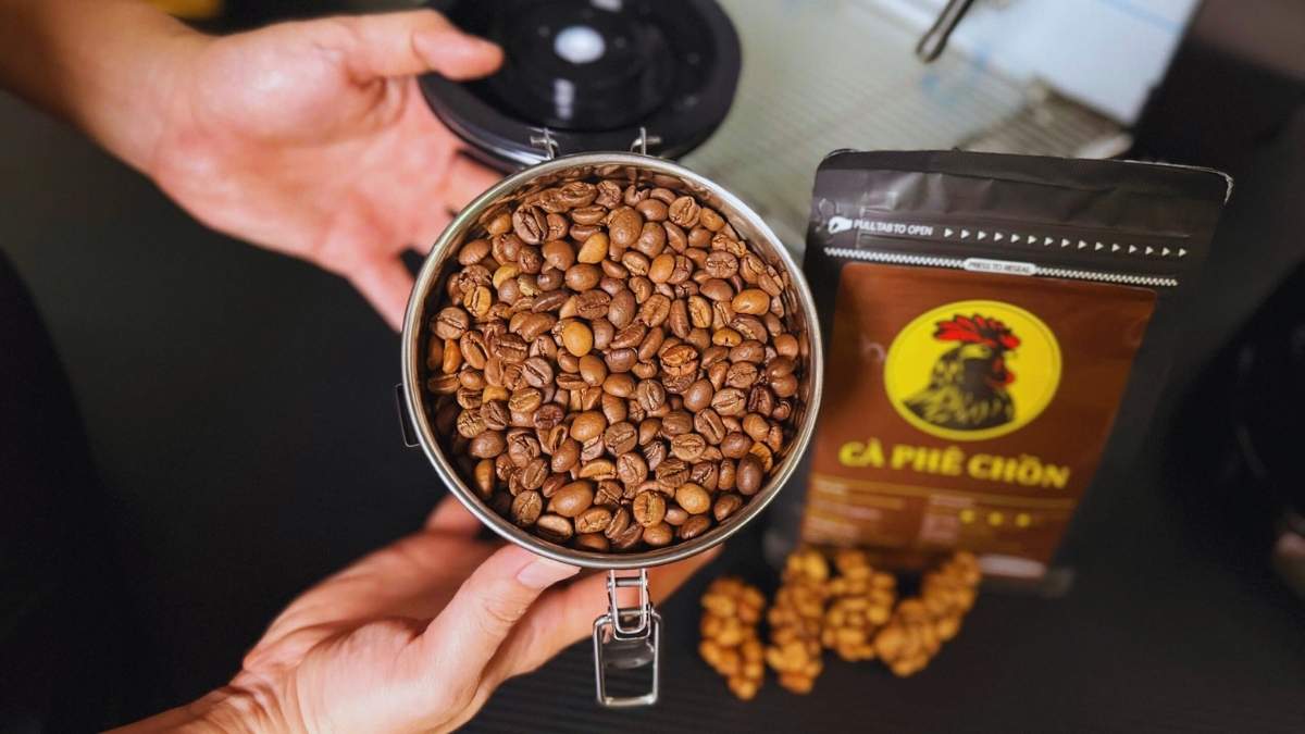 Bảo quản cà phê chồn bằng hũ có van 1 chiều để giữ hương vị.