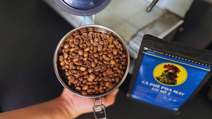 Nhân viên Lyon Coffee bảo quản Gu số 2 trong kho, đảm bảo giữ hương vị lâu dài.