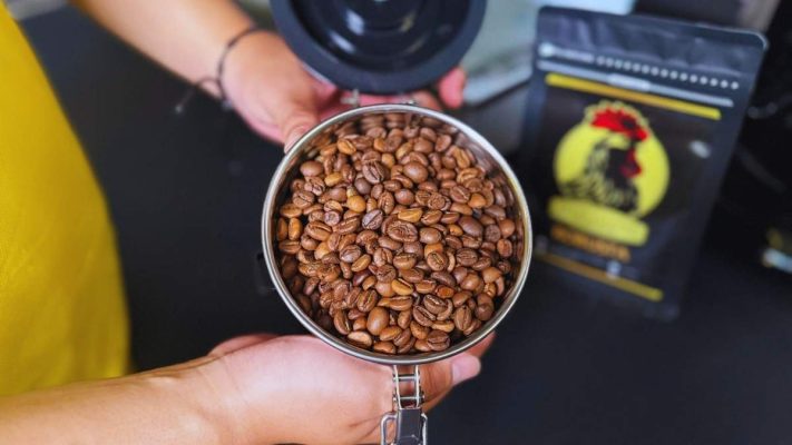 Bảo quản cà phê hạt Robusta Buôn Ma Thuột trong hũ van 1 chiều để giữ hương vị ổn định