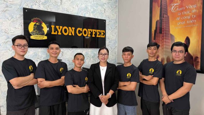 Đội ngũ Lyon Coffee hỗ trợ thông tin sản phẩm và dịch vụ cà phê