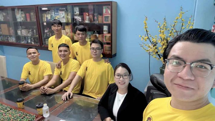 Đội ngũ Lyon Coffee hỗ trợ thông tin sản phẩm và dịch vụ cà phê