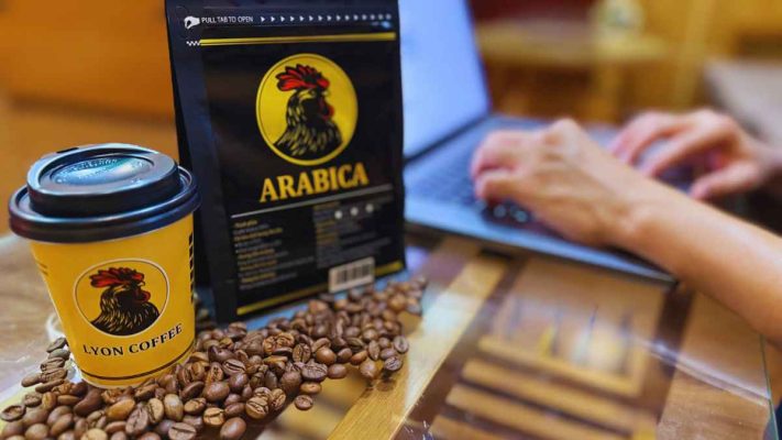 Khách trẻ thưởng thức Americano từ Arabica espresso.
