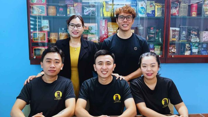 Nhân sự Lyon Coffee họp bàn để chuẩn bị câu trả lời khách hàng
