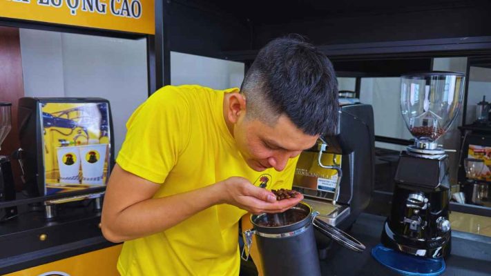 Chuyên gia thử nếm Arabica rang bơ trong đánh giá chất lượng.