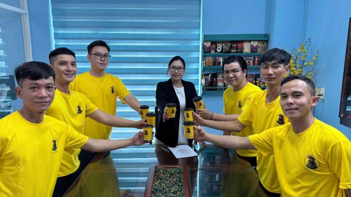 Nhân viên văn phòng uống cà phê Arabica rang bơ trong giờ nghỉ.