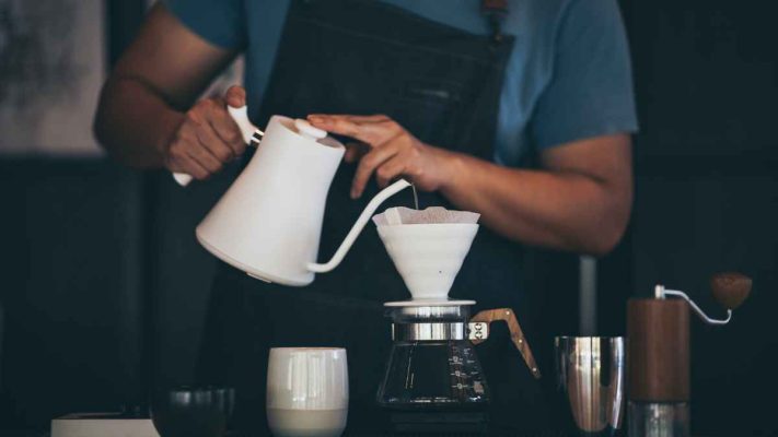 Khách thưởng thức cà phê Arabica phin tại quán cafe.