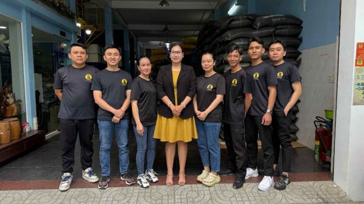 Nhân viên Lyon Coffee tư vấn giải đáp thắc mắc về cà phê cho khách hàng
