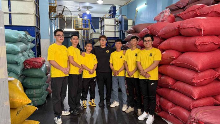 Nhân sự Lyon Coffee họp bàn để chuẩn bị câu trả lời khách hàng