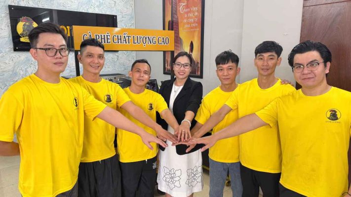 Hình ảnh tập thể Lyon Coffee thể hiện tinh thần gắn kết và hỗ trợ khách hàng
