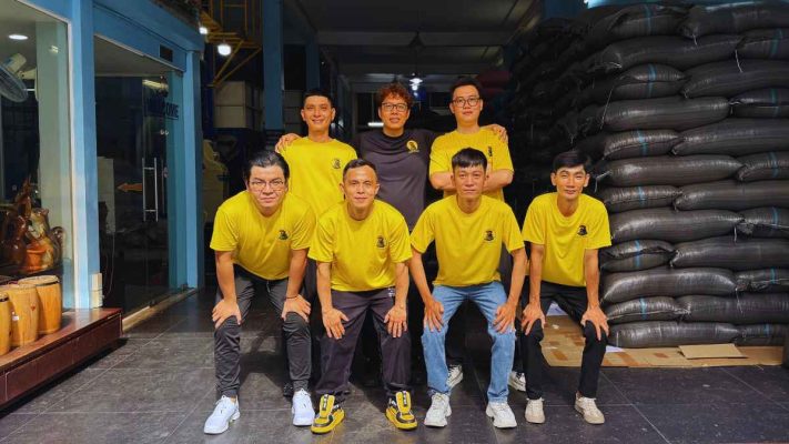 Nhân viên Lyon Coffee tư vấn giải đáp thắc mắc về cà phê cho khách hàng