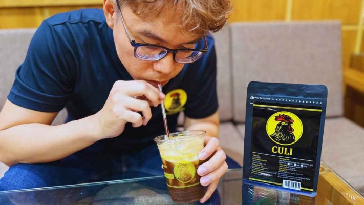 Nhân viên văn phòng uống cà phê Culi phin để tỉnh táo