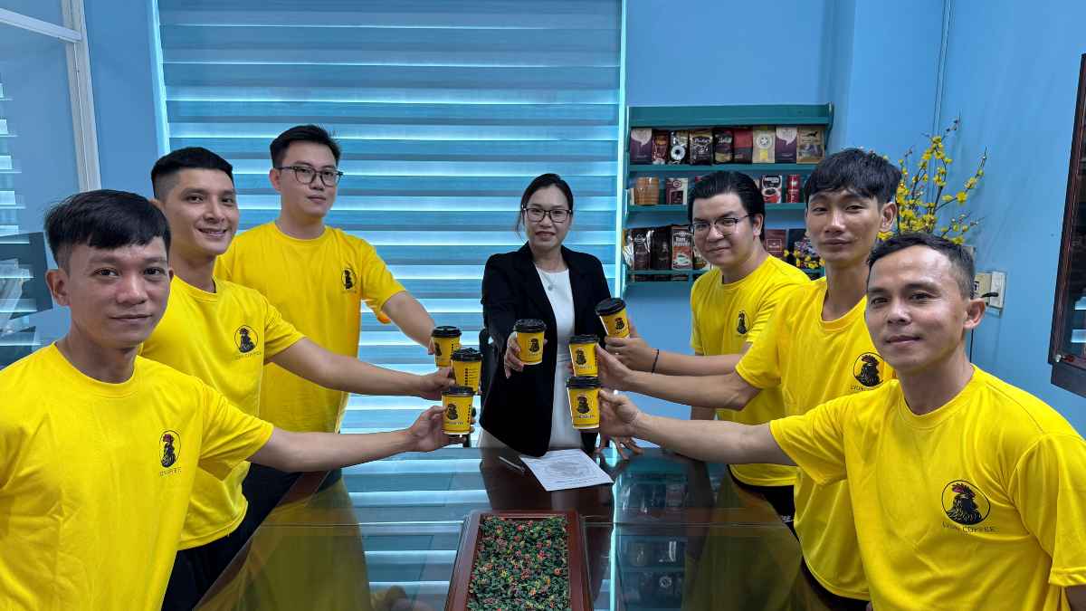 Văn phòng uống cà phê phối trộn truyền thống, vị đậm vừa dễ uống.