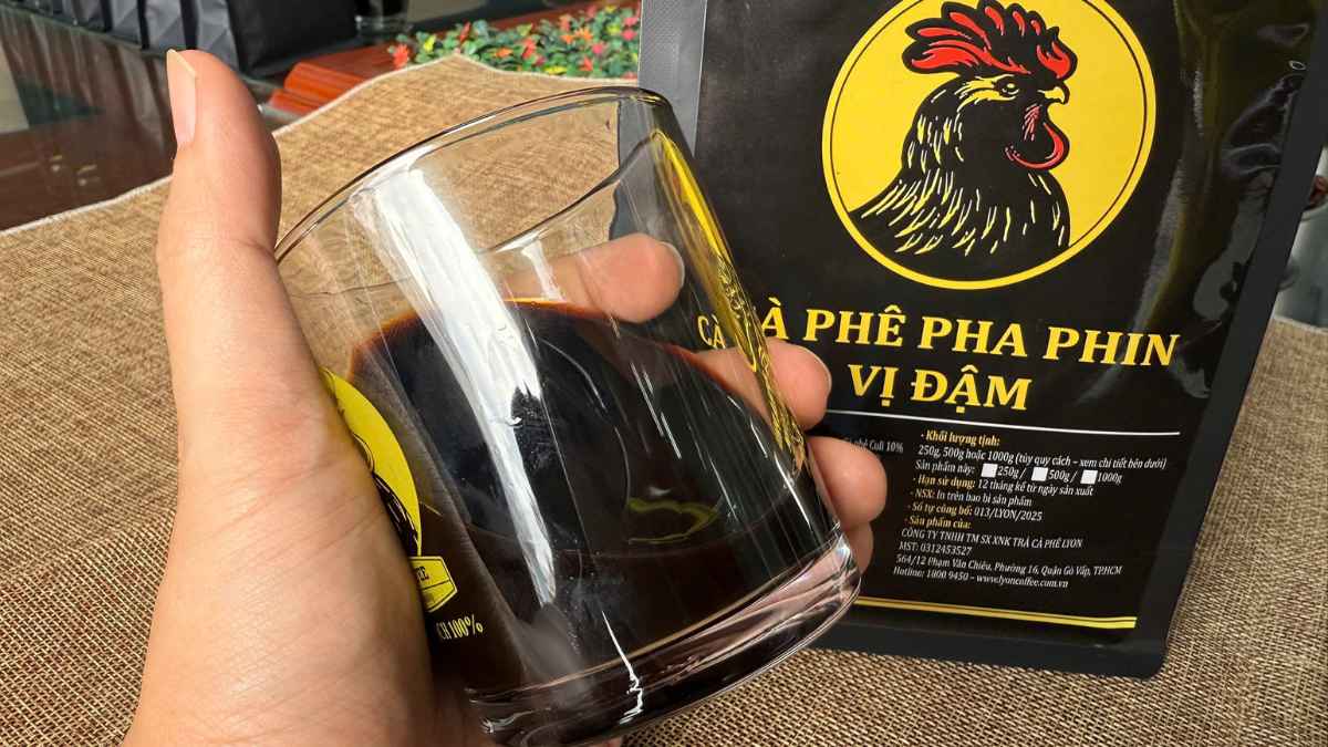 Ly cà phê phin đậm vị, body dày, hương nồng mạnh mẽ.