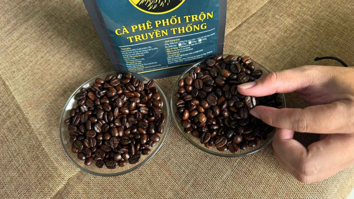 Hạt Robusta và Arabica phối trộn theo gu Việt, rang Medium-Dark.