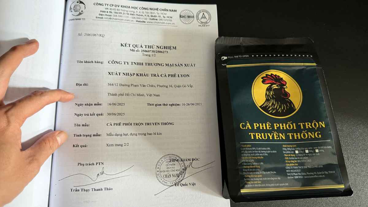 Cà phê phối trộn truyền thống kiểm định caffein 2,5%, chứng nhận minh bạch.