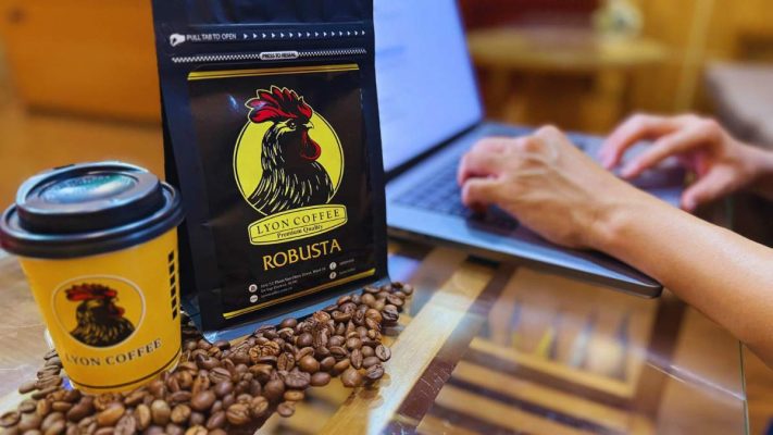 nhân viên văn phòng cùng trải nghiệm cà phê Robusta.