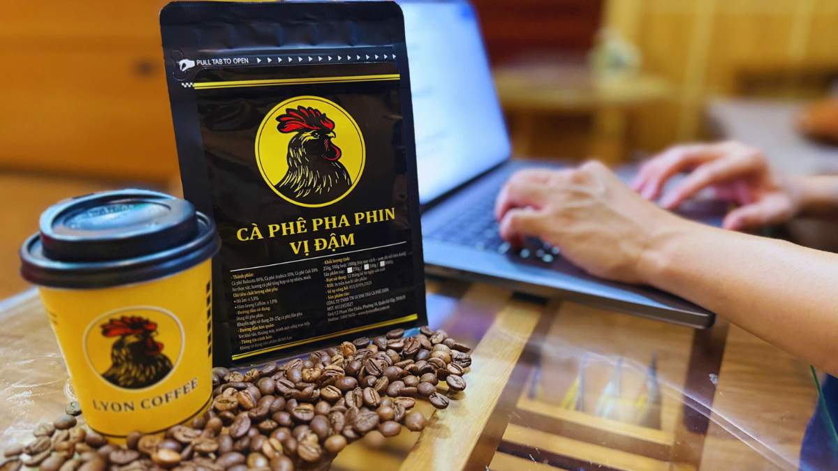 Nhân viên văn phòng cùng uống cà phê phin vị đậm buổi sáng.
