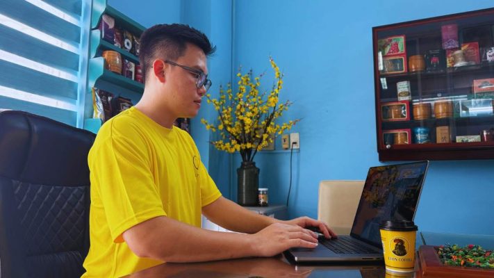 Nhân viên Lyon Coffee tư vấn giải đáp thắc mắc về cà phê cho khách hàng