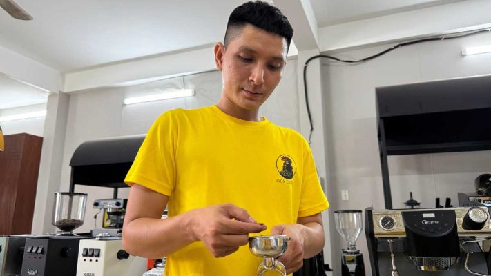 Đội ngũ Lyon Coffee hỗ trợ thông tin sản phẩm và dịch vụ cà phê