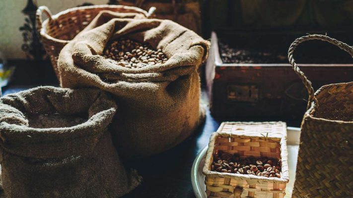 Bao cà phê Robusta tại Tây Nguyên được phân loại và kiểm tra chất lượng