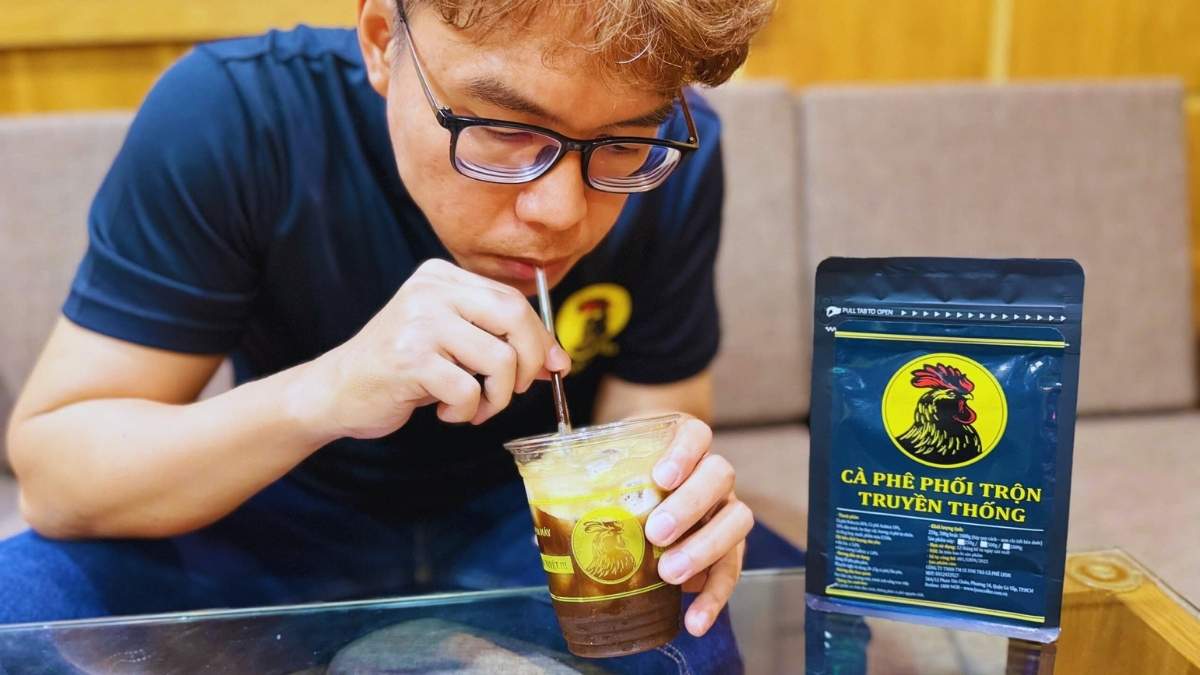 Ly cà phê phối trộn truyền thống rang Medium-Dark, hợp gu phin Việt.