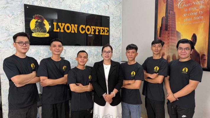 Hình ảnh tập thể Lyon Coffee thể hiện tinh thần gắn kết và hỗ trợ khách hàng