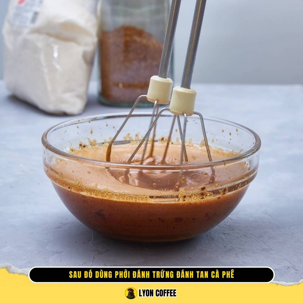 Sau đó, bạn lấy bát cà phê ra ngoài dùng phới đánh trứng đánh tan cà phê.