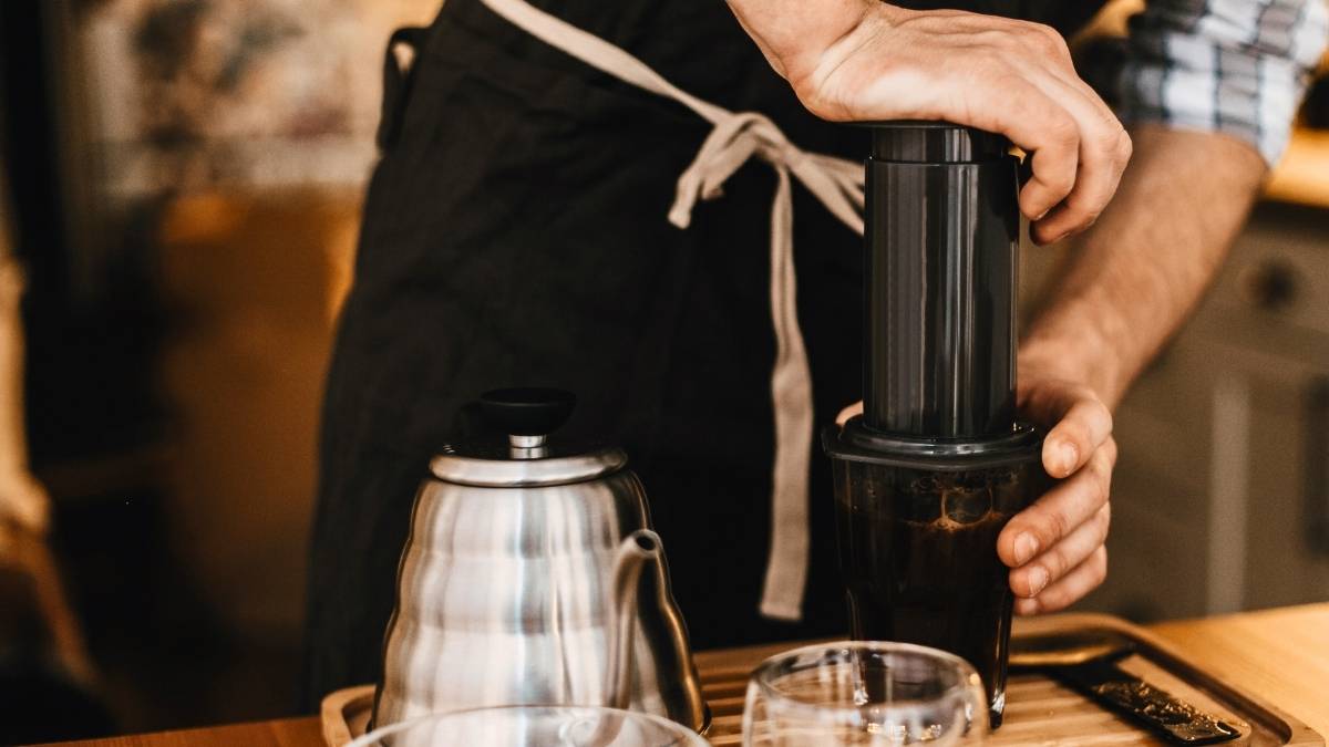 Pha cà phê bằng dụng cụ AeroPress đơn giản tại nhà