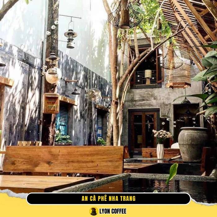 quạt điện, bàn ủi con gà, điện thoại bàn, chiếc đầu băng cối xưa, dàn ampli đèn và loa cổ