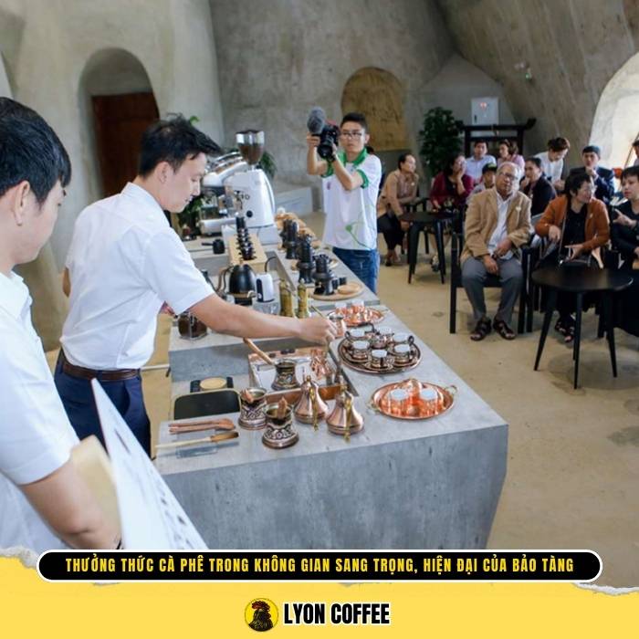 Thưởng thức cà phê trong không gian sang trọng