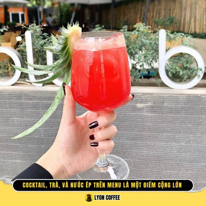 Việc có sẵn cocktail, trà, và nước ép trên menu là một điểm cộng lớn