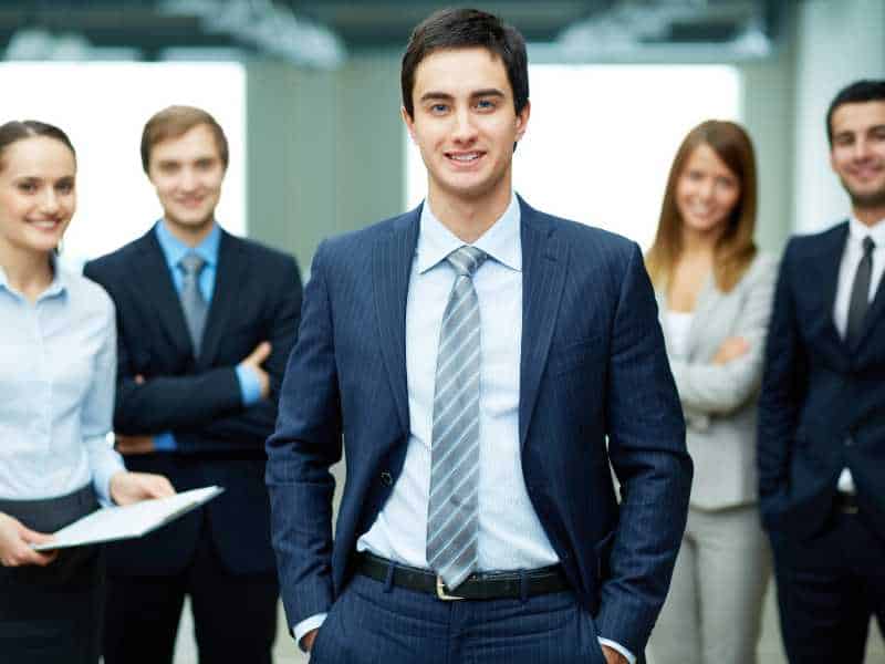 Chủ quán cà phê là người lãnh đạo thu hút và kéo khách đến quán.