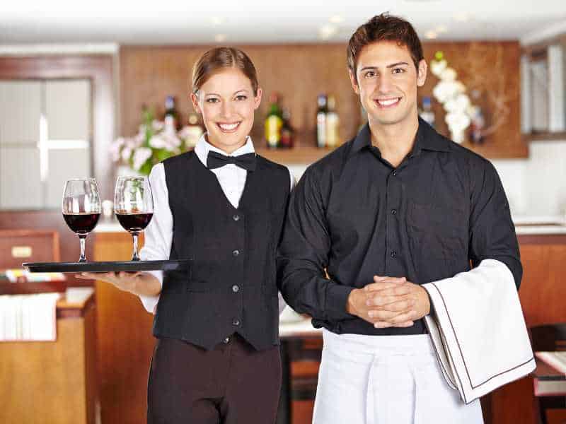 Cách phục vụ chuyên nghiệp và chu đáo của nhân viên quán cafe.