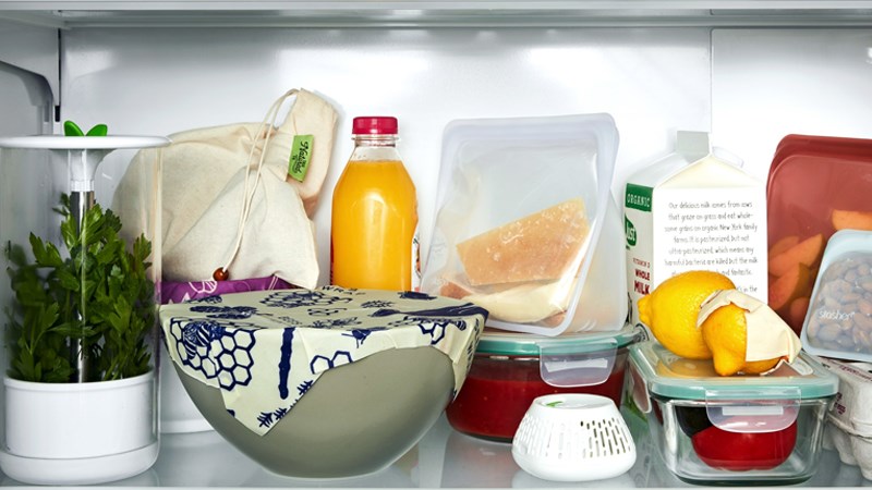 Hãy cho những thực phẩm như thức ăn thừa vào ngăn tủ trên cùng
