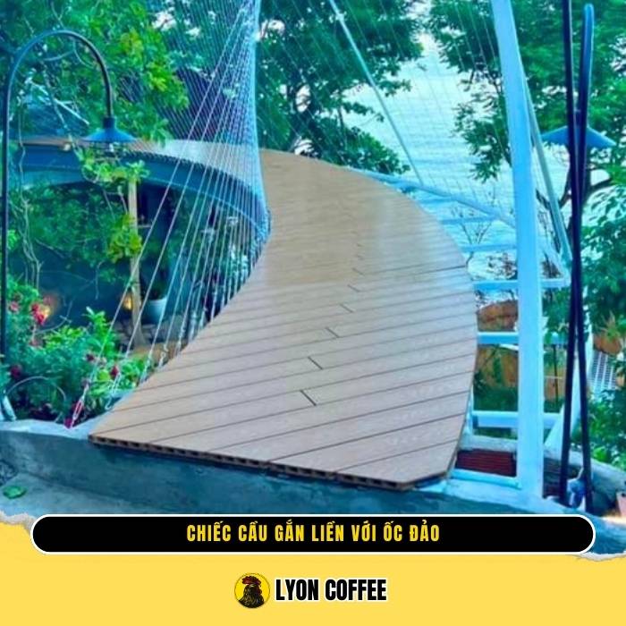 Khu vườn nhiệt đới nhỏ, xinh đẹp, với thác nước tạo điểm nhấn độc đáo.
