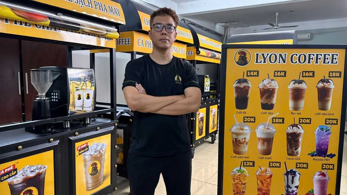  Nhân viên Lyon Coffee pha cà phê bằng máy espresso hiện đại tại Quận 11