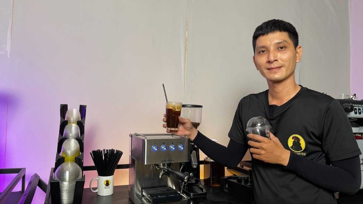 Nhân viên Lyon Coffee pha cà phê bằng máy espresso hiện đại tại Sóc Trăng