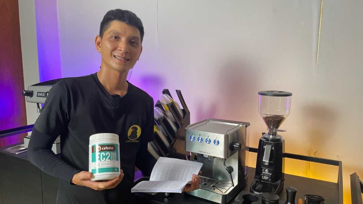  Nhân viên Lyon Coffee pha cà phê bằng máy espresso hiện đại tại Hậu Giang