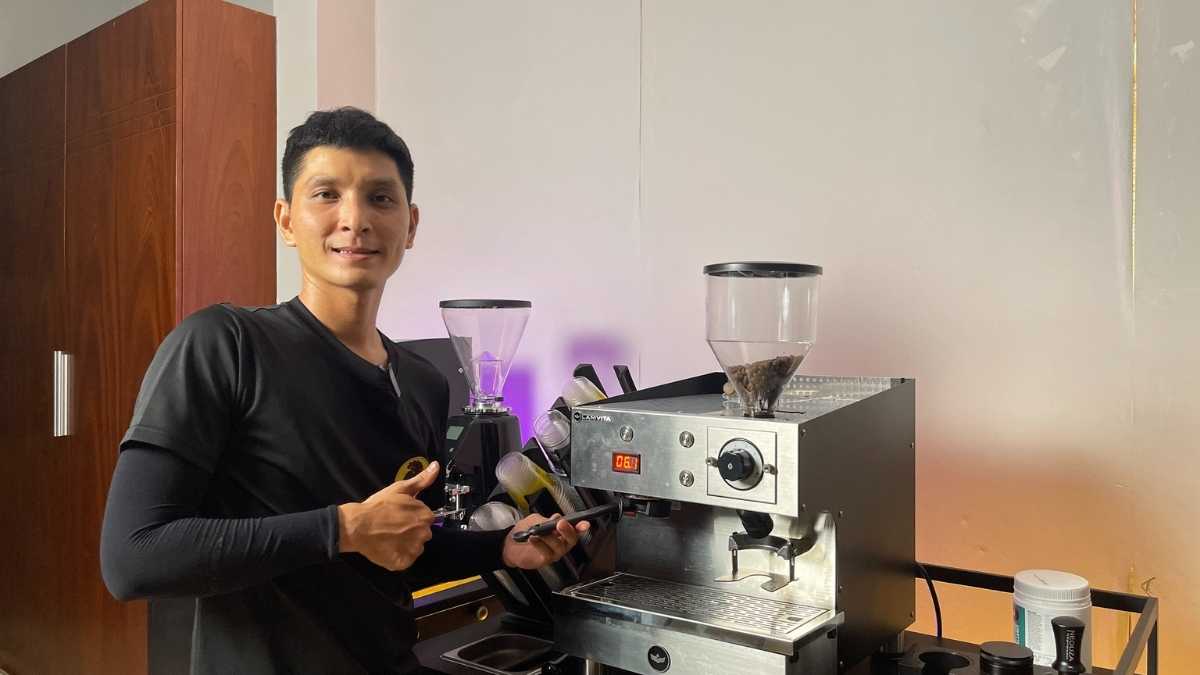  Nhân viên Lyon Coffee pha cà phê bằng máy espresso hiện đại tại Cà Mau