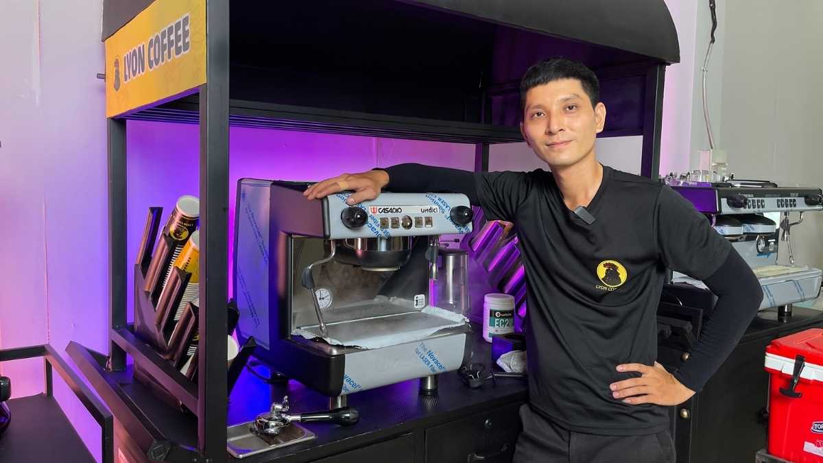 Nhân viên Lyon Coffee pha cà phê bằng máy espresso hiện đại tại Lai Châu