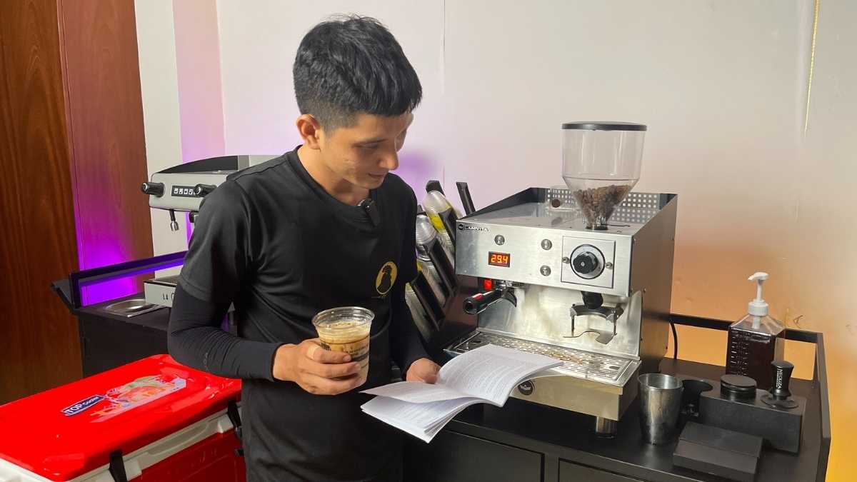  Barista pha chế cafe bằng máy espresso tại Quận 3