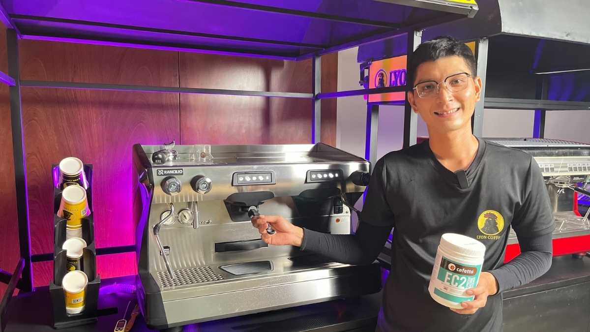  Barista pha chế cafe bằng máy espresso tại Quận 6