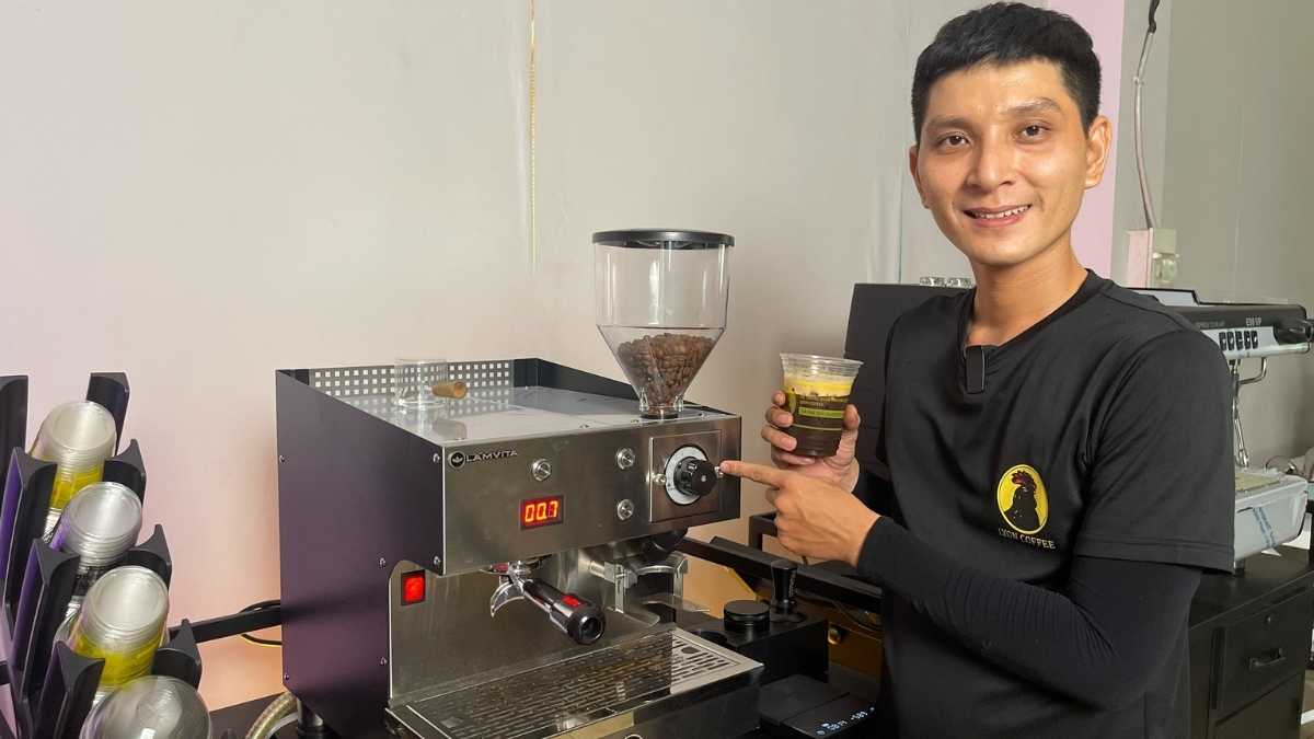  Barista pha chế cafe bằng máy espresso tại Tuyên Quang