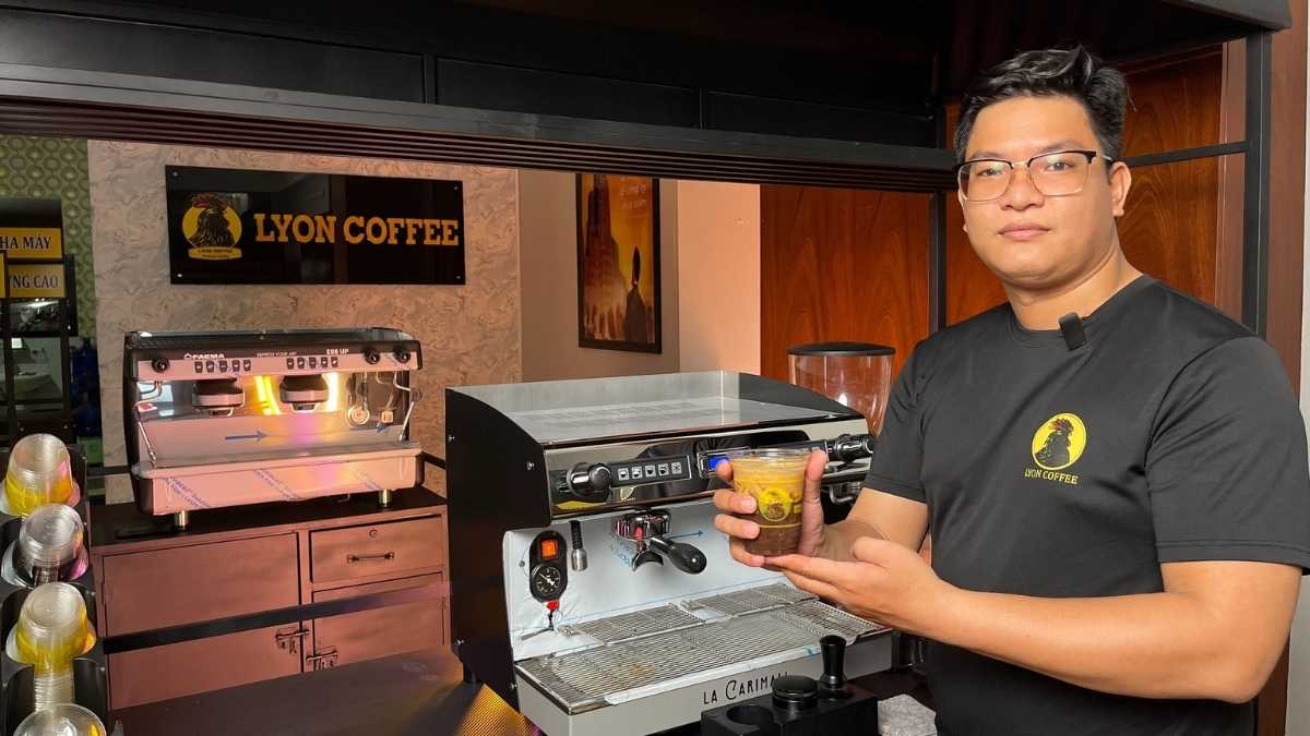  Barista pha chế cafe bằng máy espresso tại Hóc Môn
