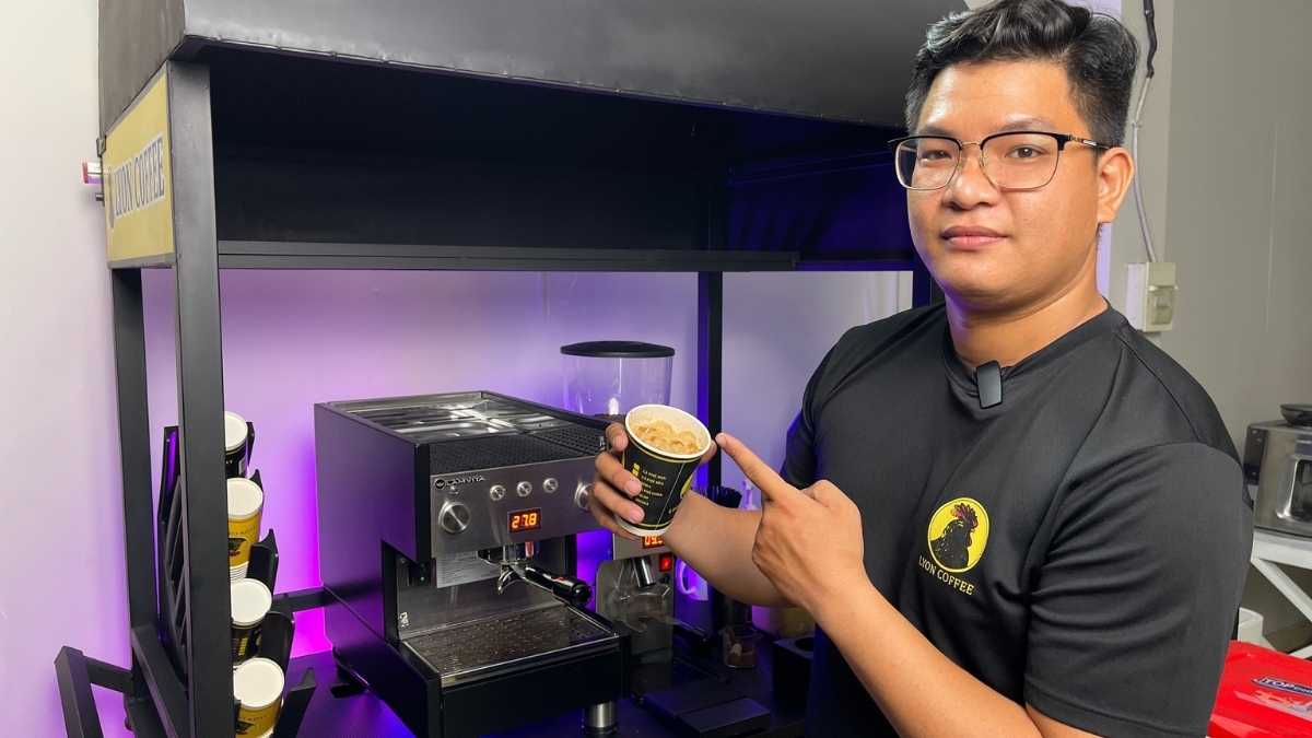  Barista pha chế cafe bằng máy espresso tại Củ Chi