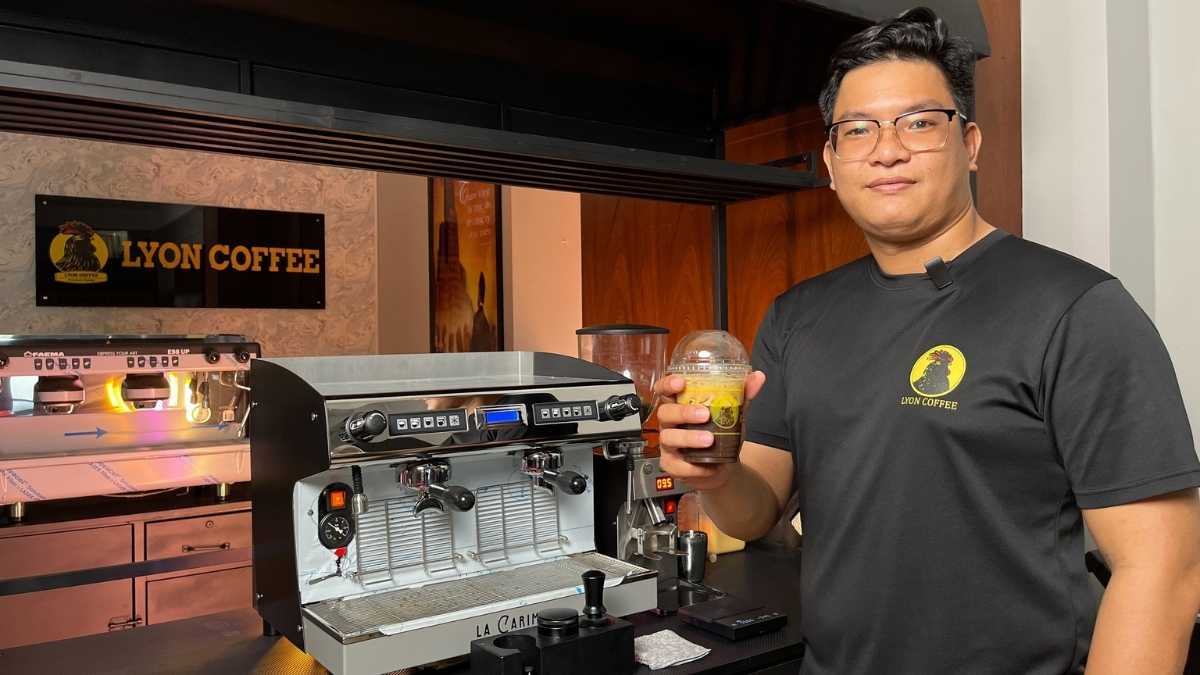 Nhân viên Lyon Coffee pha cà phê bằng máy espresso hiện đại tại Long An