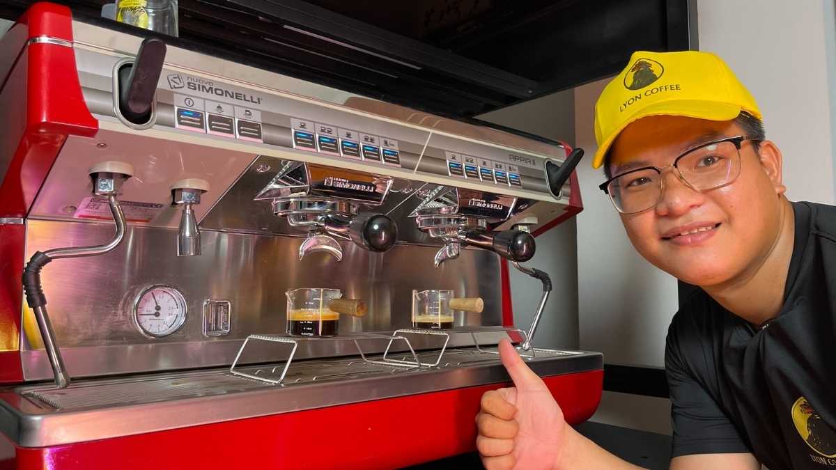 Nhân viên Lyon Coffee pha cà phê bằng máy espresso hiện đại tại Lâm Đồng Đà Lạt
