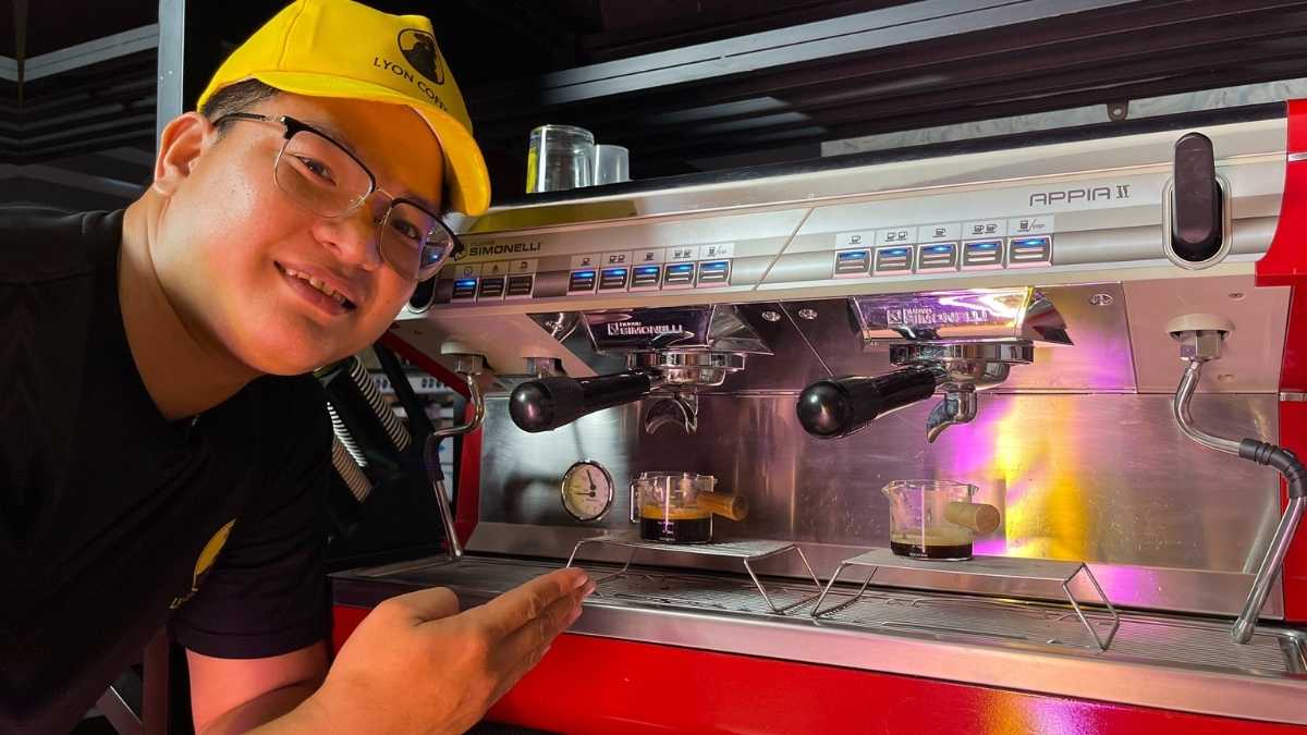 Nhân viên Lyon Coffee pha cà phê bằng máy espresso hiện đại tại Khánh Hòa