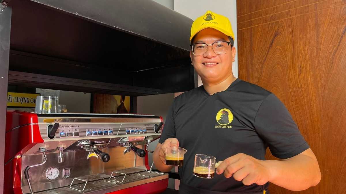  Nhân viên Lyon Coffee pha chế cà phê hạt nguyên chất tại Đồng Tháp